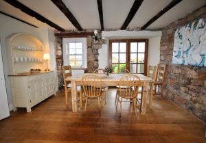 comedor con mesa de madera y sillas en St Annes Crail- grand family home en Crail