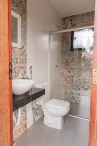 La salle de bains est pourvue de toilettes et d'un lavabo. dans l'établissement Vivenda Mirante Do Sol, à Contagem
