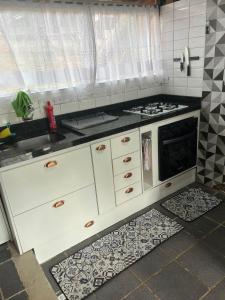 Virtuvė arba virtuvėlė apgyvendinimo įstaigoje Chalé aconchegante
