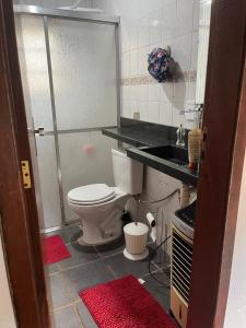 een kleine badkamer met een toilet en een wastafel bij Chalé aconchegante in Itu