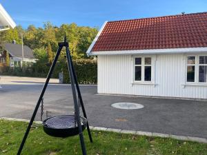 a swing in the grass in front of a house at Suite i gjestehus, nær sentrum in Sandefjord