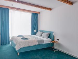1 dormitorio con cama y ventana grande en Atrium New Gudauri by Gudauri Travel en Gudauri