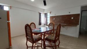 ein Esszimmer mit einem Tisch und 4 Stühlen in der Unterkunft Hotel Tropical in Progreso