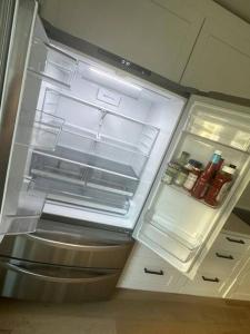 - un réfrigérateur vide avec une porte ouverte dans la cuisine dans l'établissement Modern Luxury Retreat Spacious Serene Oasis, à Silver Spring
