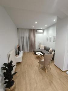 ein Wohnzimmer mit einem Sofa und einem Tisch in der Unterkunft La Maison Luxury in Lamía