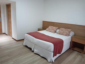 Ein Bett oder Betten in einem Zimmer der Unterkunft Hotel Neptuno