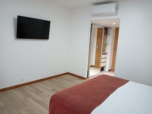 A television and/or entertainment centre at Hotel Neptuno