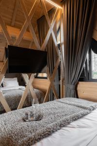 Un dormitorio con una cama con una bandeja encima. en Chaletovo Mountain Residences, en Zakopane