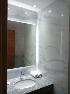 Bilik mandi di Hotel Neptuno