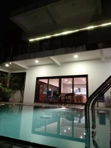 Bazén v ubytování Thalangama Lakeview Lodge nebo v jeho okolí
