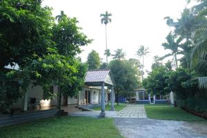 una casa con gazebo in un cortile di Nisarga Ayurveda a Kizhake Chālakudi