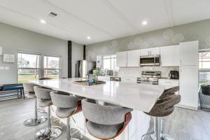Η κουζίνα ή μικρή κουζίνα στο Modern Farmhouse in Del Valle Rural Setting!