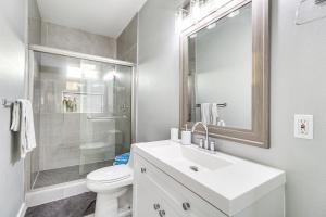 Ένα μπάνιο στο Modern Farmhouse in Del Valle Rural Setting! +30 φωτογραφίες