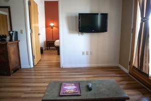 sala de estar con TV de pantalla plana en la pared en Ohkay Hotel Casino, en San Juan Pueblo