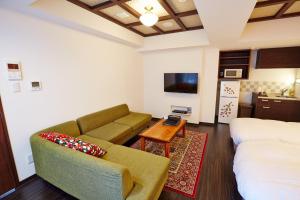ein Wohnzimmer mit Couch und Tisch in der Unterkunft Hotel Sanriiott Kitahama - Vacation STAY 33531v in Osaka