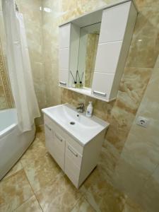 阿克托比的住宿－Уютная кв в ЖК Нектар мкр Батыс-2，浴室设有白色水槽和镜子