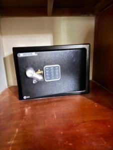 a remote control sitting on top of a wooden table at La Casita de Jonas in Puerto Morelos
