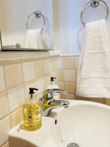 A bathroom at City Mill - Next to Town Centre Shopping and Restaurants - Free Parking
