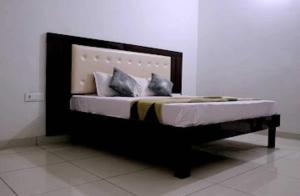 Postel nebo postele na pokoji v ubytování OYO Palace Hotel