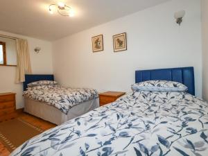 バッドにあるDuck Houseのベッドルーム1室(青と白のシーツが備わるベッド2台付)
