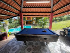 uma mesa de bilhar em frente a uma casa com toldo em Cabaña la India em El Valle de Antón