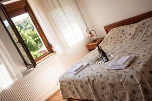 Ένα ή περισσότερα κρεβάτια σε δωμάτιο στο Wekler Családi Pincészet és Panzió