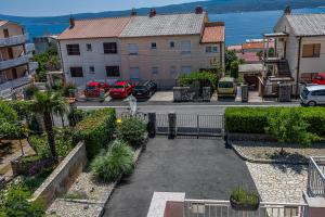 una calle de la ciudad con coches aparcados en un estacionamiento en Apartments ALEXIS, en Crikvenica 62 fotos más
