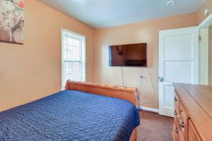 TV a/nebo společenská místnost v ubytování Family-Friendly Detroit Home 12 Mi to Downtown!