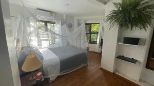 1 dormitorio con 1 cama y una maceta en APTO casa BRANCA na NATUREZA, en Florianópolis