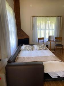 a large bed in a room with a window at Hotel Fazenda Suica Le Canton in Teresópolis