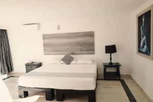 Hotel Grand Vista Cuernavaca tesisinde bir odada yatak veya yataklar