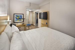 1 dormitorio con 1 cama blanca grande y escritorio en Holiday Inn Express & Suites - Atlanta Downtown, an IHG Hotel en Atlanta