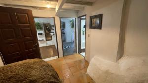 Habitación con pasillo con puerta y espejo en APTO casa BRANCA na NATUREZA, en Florianópolis