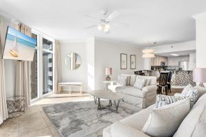 un salon avec un canapé et une table dans l'établissement Jade East Towers 0940 by Newman-Dailey, à Destin