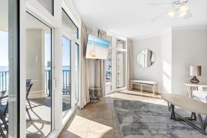 - un salon avec une table et quelques fenêtres dans l'établissement Jade East Towers 0940 by Newman-Dailey, à Destin