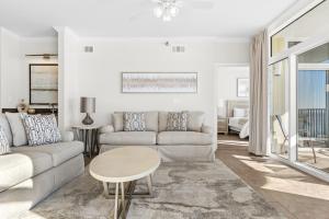 un salon avec un canapé et une table dans l'établissement Jade East Towers 0940 by Newman-Dailey, à Destin 19 autres photos