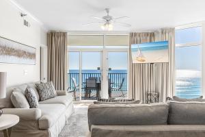 un salon avec un canapé et une vue sur l'océan dans l'établissement Jade East Towers 0940 by Newman-Dailey, à Destin