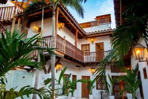 ein Gebäude mit Palmen davor in der Unterkunft Palmas de Alba Hotel Boutique in Cartagena de Indias