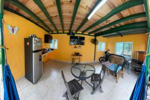 a kitchen and living room with a table and chairs at Cabaña la India in Valle de Anton