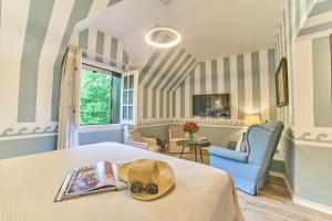 a room with a bed with a hat on it at Hotel L'Auberge in Punta del Este