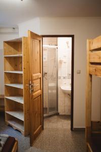 baño con ducha, lavabo y puerta en Gasthaus Kitzloch, en Taxenbach