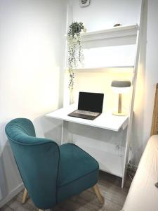 a white desk with a laptop and a chair at Cocon proche Disneyland et Paris in Torcy