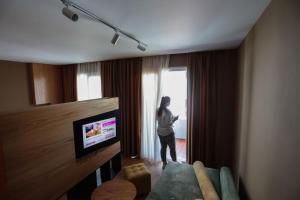 TV a/nebo společenská místnost v ubytování Alvin Comfort Hotel