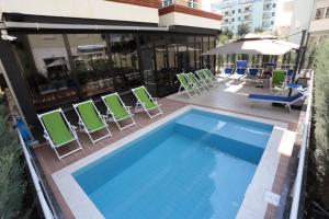 Bazén v ubytování Alvin Comfort Hotel nebo v jeho okolí