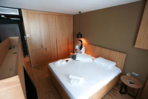 Säng eller sängar i ett rum på Alvin Comfort Hotel