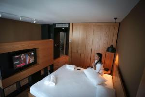 TV a/nebo společenská místnost v ubytování Alvin Comfort Hotel