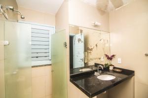 卡斯卡韋爾的住宿－Bellevie Experience，一间带水槽和镜子的浴室