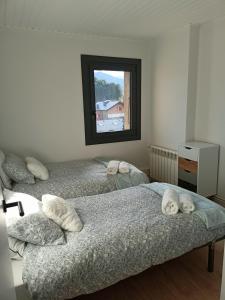- 2 lits dans une chambre avec 2 chiens dans l'établissement Cim's Apartments Cerdanya 2, à Bellver de Cerdanya