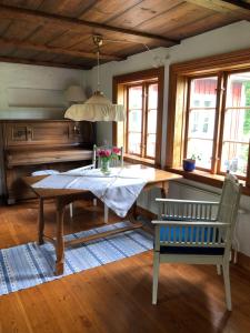 une salle à manger avec une table et une chaise dans l'établissement Övra Berg, à Ullared