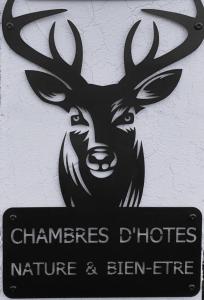 un cartel con una foto de un ciervo en una pared en Nature & bien-être, en Étival-Clairefontaine